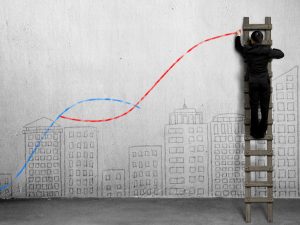 Mann malt eine Steigerungskurve