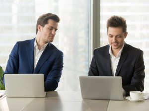 Mann schaut bei Konkurrenz auf den Bildschirm