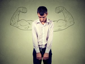 Mann fühlt sich hilflos und schwach