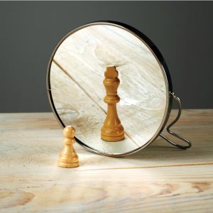 Selbstreflexion - Figur im Spiegel