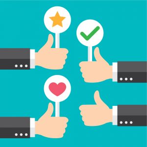 Hände halten verschiedene Feedback-Karten hoch