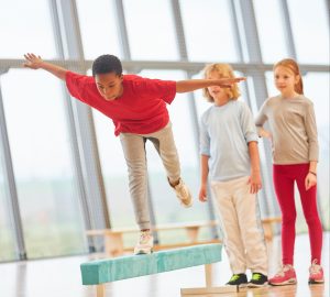 Junge balanciert auf Schwebebalken