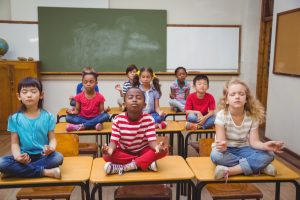 Kinder meditieren im Klassenzimmer