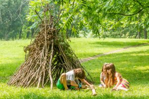 Kinder bauen ein Tipi
