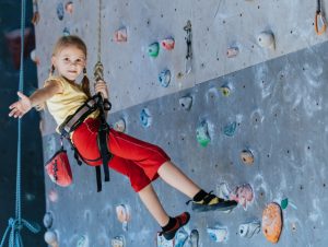 Mädchen an der Kletterwand