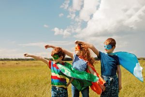 Kinder verkleidet als Superhelden