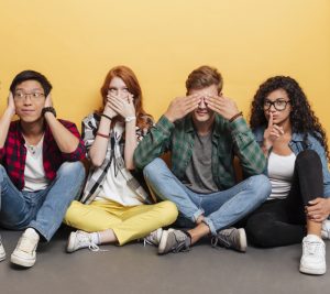 Jugendliche machen Leisezeichen