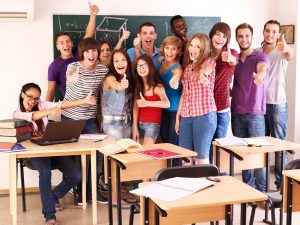 Schulklasse zeigt den Daumen hoch