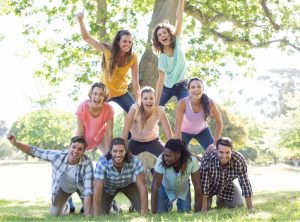Gruppe von Jugendlichen baut eine Pyramide