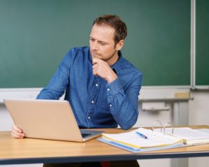 Lehrer plant seinen Unterricht