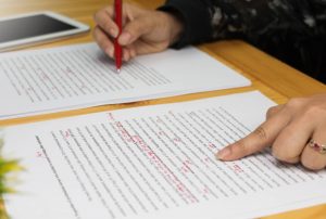 Lehrerin korrigiert Text