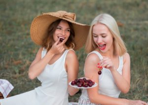 Feine Damen beim Kirschen-Picknick