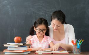 Mutter liest mit ihrer Tochter