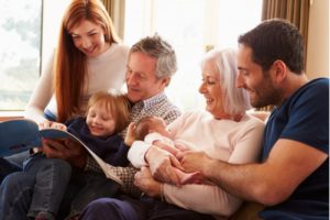 Familie liest gemeinsam auf dem Sofa