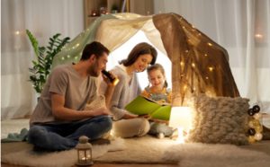 Familie beim gemütlichen Vorleseritual