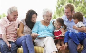 Familie mit Großeltern beim Lesen