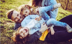 Eltern albern mit ihren Kindern herum