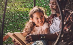 Großvater liest Enkelin vor