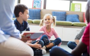 Kindergruppe beim Vorlesen