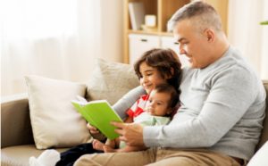 Vater liest seinen Kindern vor