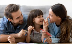 Eltern spielen mit Tochter