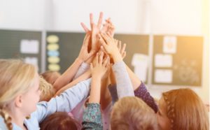 Klasse gibt sich gemeinsam ein high5