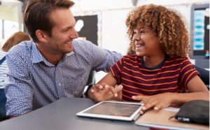 Lehrer und Schüler lachen sich an