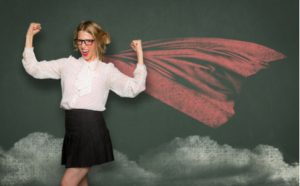 Lehrerin mit gemaltem Superhelden-Cape