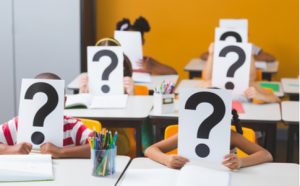 Bildungssprache in Schulen - Schüler mit Fragezeichen vor dem Kopf