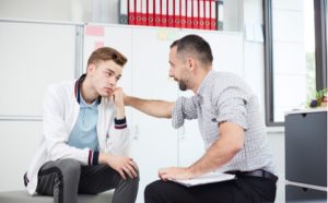 _Lehrer tröstet Schüler - Aufmerksamkeit und Zuwendung