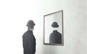 Selbstbild - Mann ohne Gesicht im Spiegel