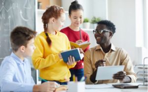 Sprachsensibler Unterricht - Schüler arbeiten mit Lehrer