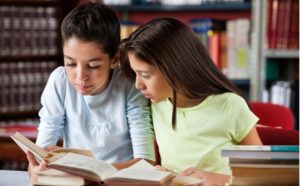 Sprachsensibler Unterricht - Schülerinnen lesen gemeinsam