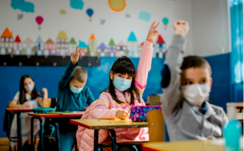 Kinder mit Masken in der Schule
